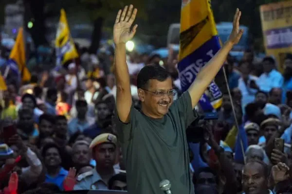 156 दिन बाद तिहाड़ जेल से बाहर आए अरविंद केजरीवाल 4 cm4