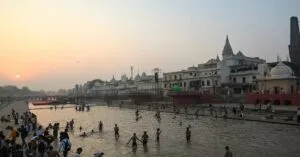 दिवाली के बाद यूपी में घटा तापमान, अयोध्या में कोहरा छाया