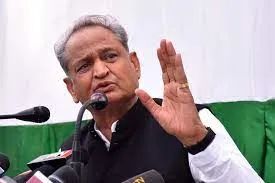 चुनाव आयोग पर अशोक गहलोत का हमला, उद्धव ठाकरे के मतभेद में दिया साथ