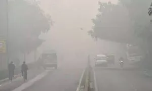 Delhi Pollution: धुंध की चादर में लिपटी दिल्ली, प्रदूषण बढ़ने से लोगों को हो रही परेशानी