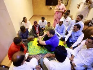 महाराष्ट्र: राहुल गांधी ने दलित युवक की हत्या पर की पीड़ित परिवार से मुलाकात