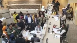 Breaking: चंडीगढ़ नगर निगम में पार्षदों के बीच हाथापाई, जमकर मचा हंगामा