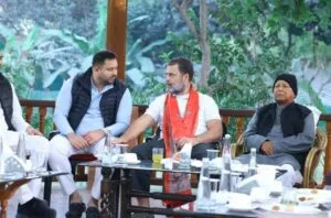 पटना में राबड़ी आवास पर पहुंचे राहुल गांधी, लालू परिवार से की मुलाकात