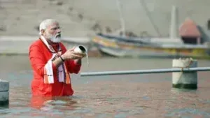 प्रधानमंत्री नरेंद्र मोदी पहुंचे महाकुंभ, त्रिवेणी संगम में पवित्र डुबकी लगाई