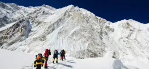 नेपाल ने पर्वतारोहण नियमों में किया संशोधन, एकल अभियान पर प्रतिबंध लगाया