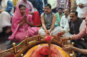 उज्जैन के श्री अंगारेश्वर महादेव मंदिर पहुंचे सीएम मोहन यादव, पूजा के बाद की गौ सेवा