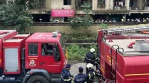 मुंबई: वडाला में एसआरए बिल्डिंग में आग, दमकलकर्मी आग बुझाने में जुटे