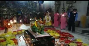 दिवाली के अवसर पर गुरुवार को उज्जैन के महाकाल मंदिर में आरती की गई।