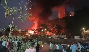 मुंबई : गोरेगांव में बागेश्वरी मंदिर के पीछे भीषण आग, दमकल की 12 गाड़ियां मौके पर
