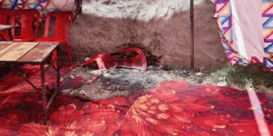दावत में न्योता न मिलने पर खफा हुआ पड़ोसी, पंडाल में घुसकर घरवालों से की मारपीट