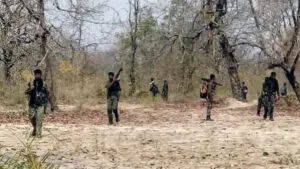 बीजापुर में मुठभेड़ के बाद तीन नक्सलियों की पहचान, हथियार और विस्फोटक बरामद