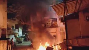 झारखंड के गिरिडीह में होली जुलूस को लेकर दो पक्षों में पथराव, कई दुकानों को फूंका