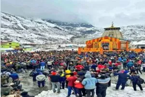 उत्तराखंड: Kedarnath धाम के कपाट खुले, हेलीकॉप्टर से हुई पुष्पवर्षा