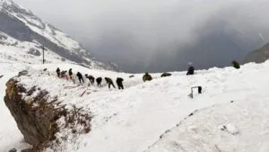 हेमकुंड साहिब यात्रा की तैयारियां जोरों पर, सेना बर्फ हटाने में जुटी