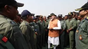 Operation Sindoor जारी के बीच सेना के जवानों से मिले PM Modi, आदमपुर एयरबेस पर हुई मुलाकात