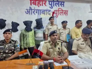Bihar: औरंगाबाद में आठ नक्सली गिरफ्तार, भारी मात्रा में हथियार बरामद