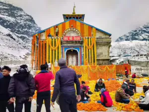 108 क्विंटल फूलों से सजा केदारनाथ धाम, कपाट खुलने की तैयारी पूरी