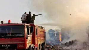 Gujarat: नवसारी Paper Mill में भीषण आग, दमकल की गाड़ियां आग बुझाने में जुटीं