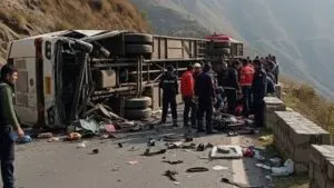 उत्तराखंड: गंगोत्री हाईवे पर बड़ा हादसा, 41 यात्रियों से भरी बस पलटी
