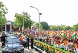 गुजरात में PM मोदी का भव्य स्वागत, सोफिया कुरैशी के परिवार ने की पुष्पवर्षा