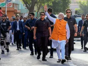 गुजरात: वलसाड-दाहोद ट्रेन को PM मोदी ने दिखाई हरी झंडी