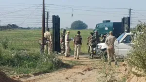 अमृतसर: सीमा पार से हथियार की तस्करी नाकाम, आठ हथियार बरामद