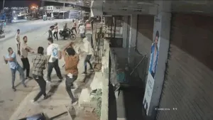 अहमदाबाद में बदमाशों की गुंडागर्दी, दुकानदार पर चाकू से किया जानलेवा हमला