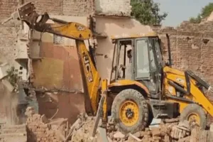 Delhi: कालकाजी में बुलडोजर एक्शन जारी, 1200 झुग्गियों को किया जा रहा ध्वस्त