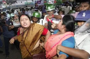 कोलकाता लॉ कॉलेज गैंगरेप केस : शहर की सड़कों पर गरजा राजनीतिक आक्रोश, भाजपा-कांग्रेस ने उठाई न्यायिक जांच की मांग