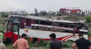 Bihar से Delhi जा रही बस इटावा में गिरी, हादसे में कई लोग घायल, दो की मौत