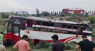 A bus going from Bihar to Delhi fell in Etawah