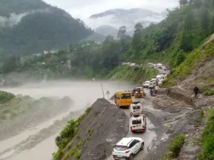 Uttarakhand में भारी बारिश, चार जिलों में भूस्खलन का हाई अलर्ट जारी