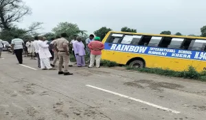 Haryana के भिवानी में स्कूल बस सड़क से नीचे गिरी, कई बच्चें घायल