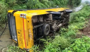 School bus accident: Jhansi में बड़ा हादसा, खाई में गिरी बस, कई बच्चों की हालत नाजुक