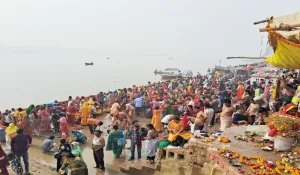 प्रयागराज: देवशयनी एकादशी पर श्रद्धालुओं ने त्रिवेणी संगम में लगाई आस्था की डुबकी