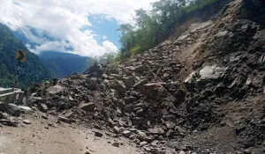 बद्रीनाथ राष्ट्रीय राजमार्ग में रुकावट, नंदप्रयाग और भनेरपानी के पास पहाड़ी से गिरा मलबा