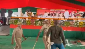 Akhilesh Yadav की सुरक्षा में बड़ी चूक! अचानक मंच पर पहुंचा युवक