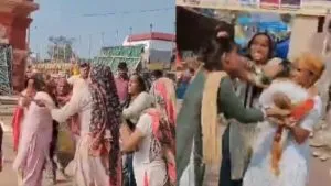 Viral Video: हापुड़ के बृजघाट में महिलाओं के बीच जबरदस्त ‘झाड़ू युद्ध’, ऐसी मारपीट पहले नहीं देखी होगी