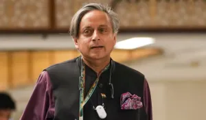 इमरजेंसी पर गरमाई सियासत: शशि थरूर ने अपनी ही पार्टी को घेरा, कहा – “1975 वाला भारत अब नहीं है”