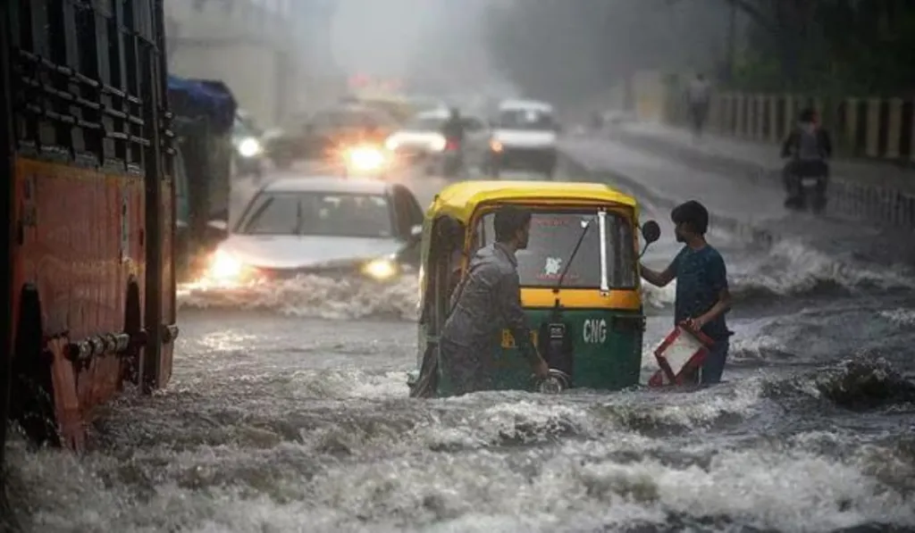 दिल्ली-एनसीआर में मौसम सुहाना, तेज हवाओं के साथ हुई झमाझम बारिश