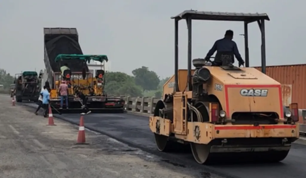 गुजरात: मुख्यमंत्री के निर्देश के बाद सड़कों की मरम्मत, स्थानीय लोगों ने जताई खुशी