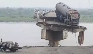 Vadodara Bridge Collapsed 1