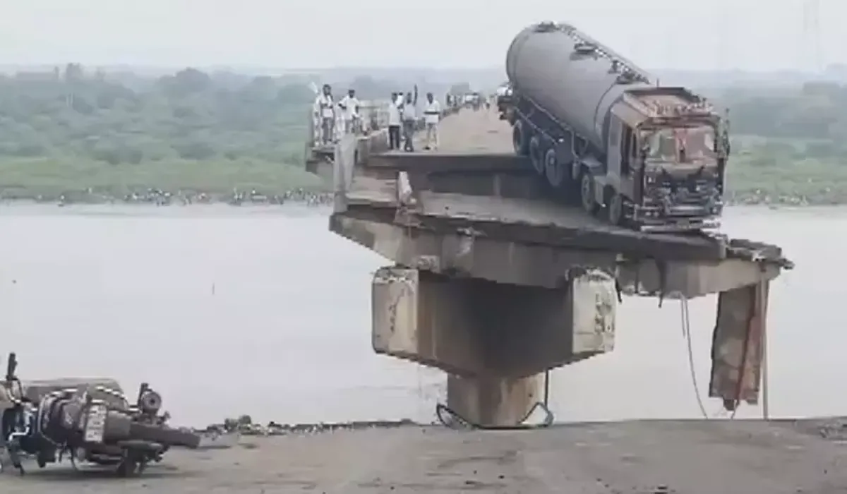 Vadodara Bridge Collapsed 1