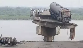 Vadodara Bridge Collapsed 1