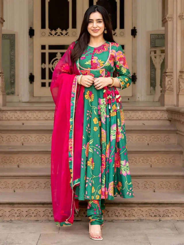सावन सोमवार के दिन पहनने के लिए बेस्ट हैं ये 3 Anarkali Suit, खूबसूरती में लग जाएंगे चार चांद
