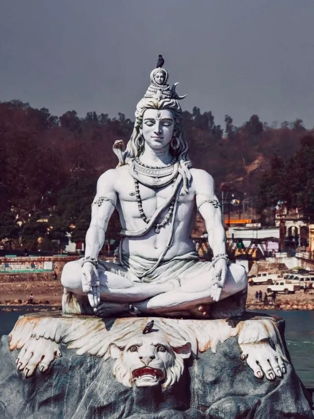 इस सावन के खास अवसर पर भगवान शिव के इन दिव्य मंत्रों का करें जाप, भोलेनाथ होंगे प्रसन्न
