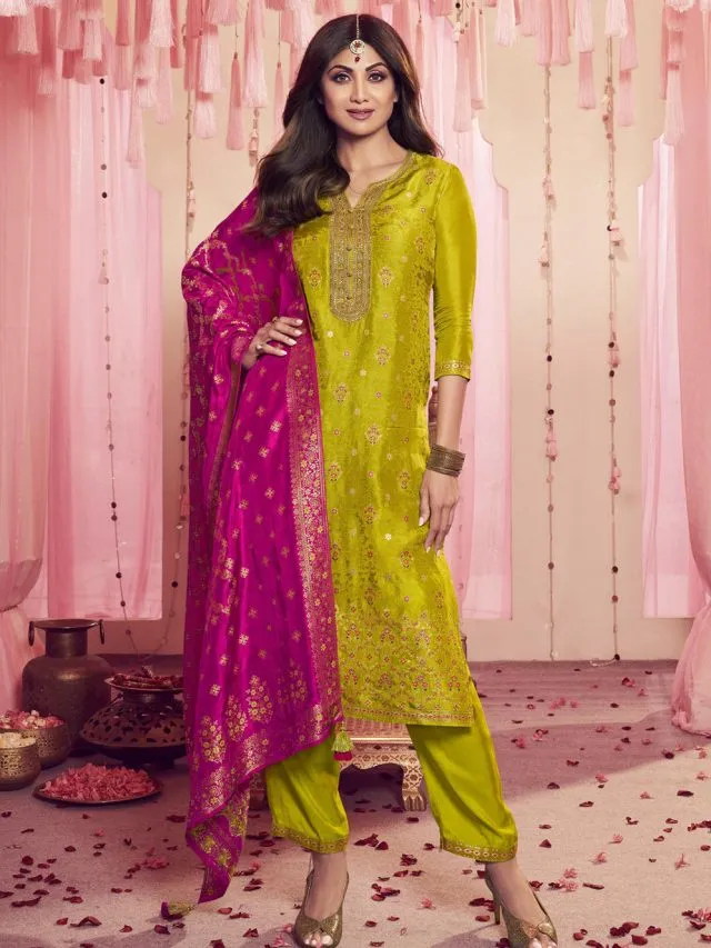 सावन ही नहीं हर तीज-त्योहार पर खूब जचेंगे ये 5 Mehndi Color Suit, दिखेंगी खूबसूरत