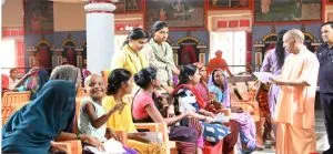 UP: गोरखनाथ मंदिर में लगा Janta Darshan, CM योगी ने सुनीं शिकायतें