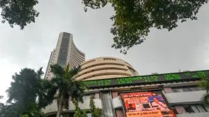 सपाट खुला Indian Stock Market, लाल निशान पर खुले Sensex और Nifty