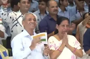शुभांशु की वापसी पर तिरंगे के संग खुशी में झूमे लोग, मां की आंखों में आंसू